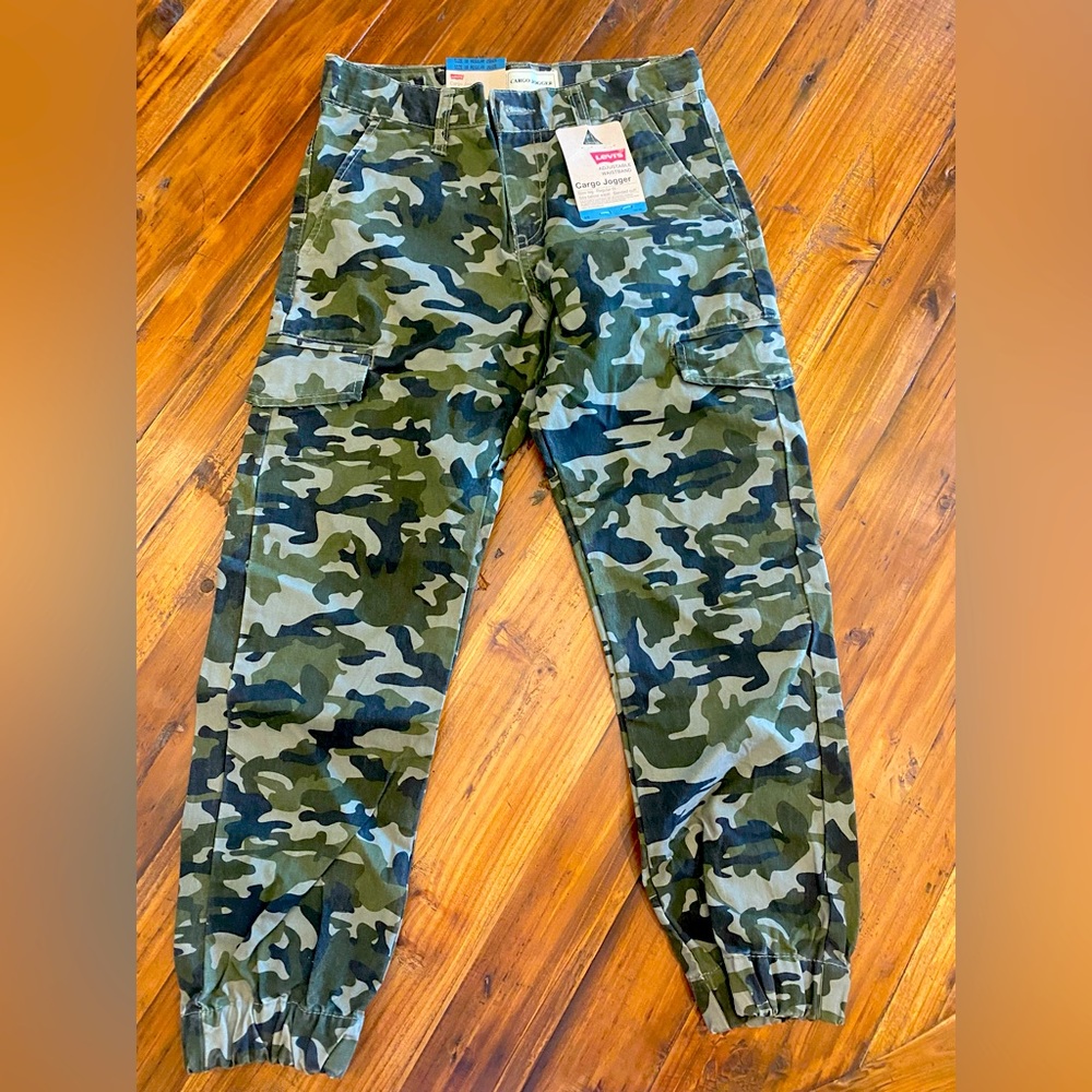 Boys Levi’s Cargo joggers camo NTW size 10 regular